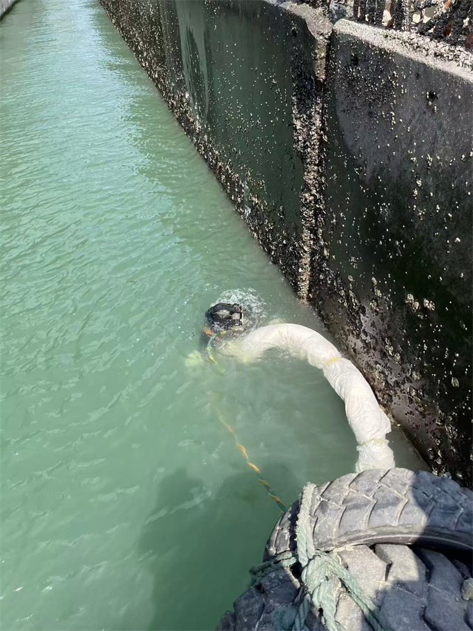 潜水员水下作业队伍经验丰富